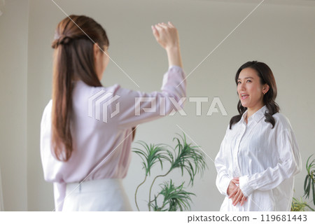 Woman receiving voice training and instructor_3 Woman receiving voice training and instructor_3 119681443