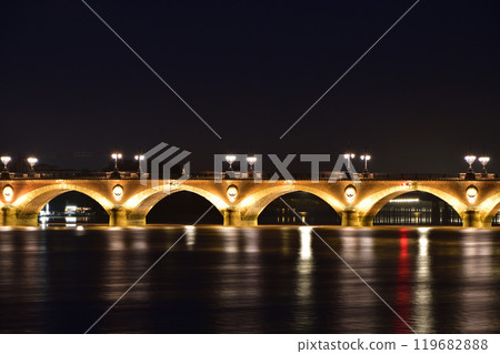 Bordeaux, France. Night view of the Pont Pierre over the Garonne River on August 12, 2024. 119682888
