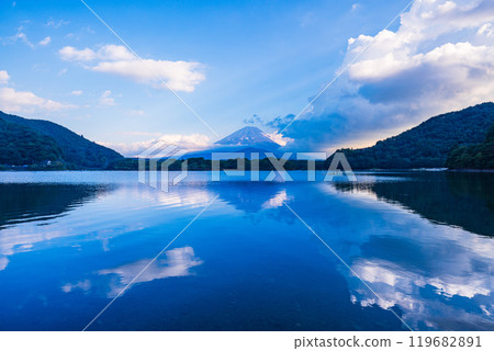[Yamanashi Prefecture] Lake Shojiko - Evening view of Mt. Fuji from the lakeside 119682891