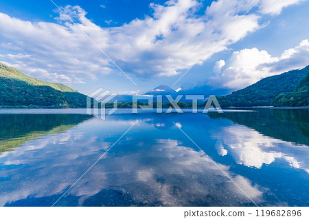 [Yamanashi Prefecture] Lake Shojiko - Evening view of Mt. Fuji from the lakeside 119682896