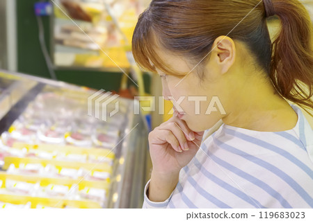 Woman buying groceries at the supermarket 119683023