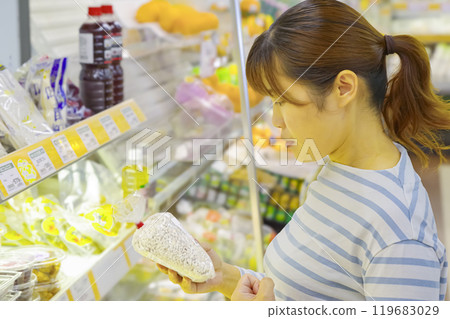 Woman buying groceries at the supermarket 119683029