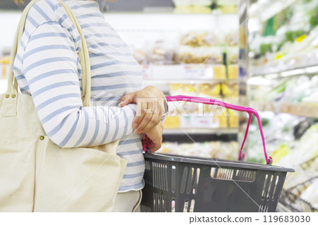 Woman buying groceries at the supermarket Woman buying groceries at the supermarket 119683030