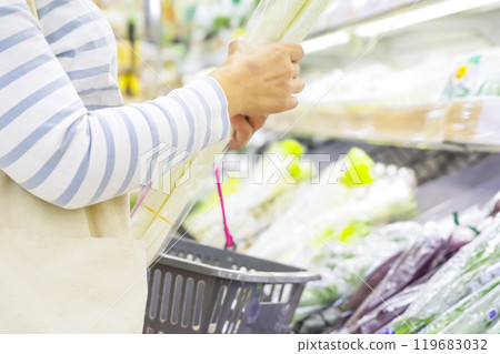 婦女在超市購買雜貨 119683032