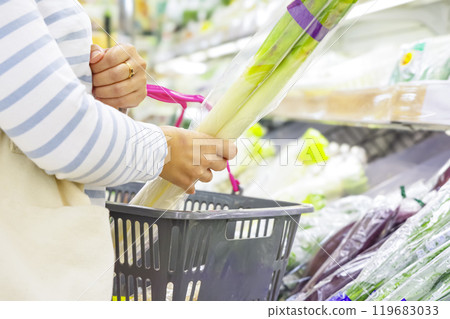 婦女在超市購買雜貨 119683033