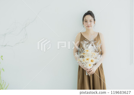 Woman holding a bouquet in the living room 119683627