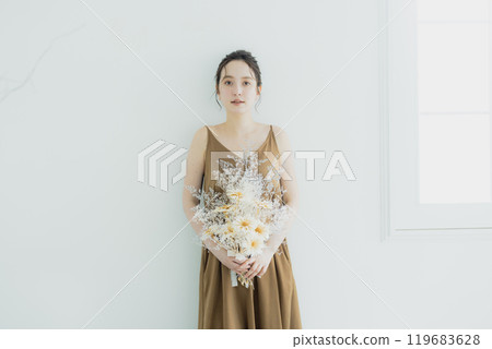 客廳裡拿著花束的女人 119683628