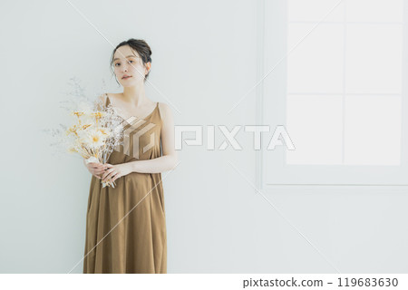 客廳裡拿著花束的女人 客廳裡拿著花束的女人 119683630
