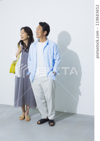 A middle-aged couple going on a trip 119683652