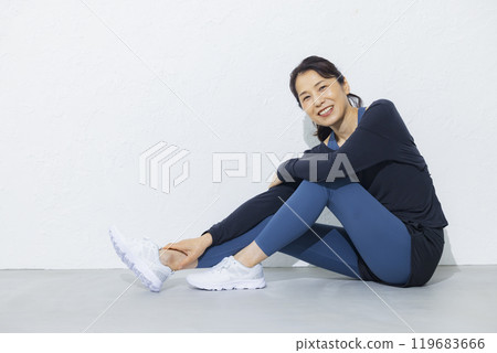 50多歲的女人伸展運動 119683666