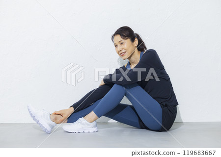 50多歲的女人伸展運動 119683667