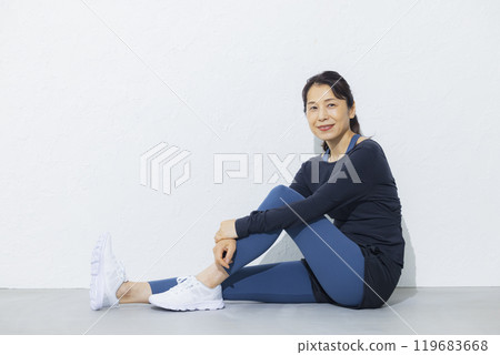 50多歲的女人伸展運動 119683668