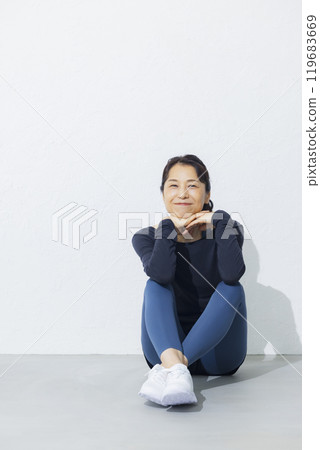 50多歲的女人伸展運動 119683669