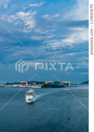 從女神大橋出發 長崎港客船抵達（SevenSeas Explorer）[長崎市] 119683676