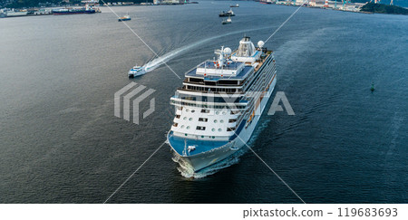 長崎港客船抵達（SevenSeas Explorer）從女神大橋眺望全景【長崎市】 119683693