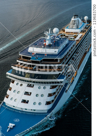 從女神大橋出發 長崎港客船抵達（SevenSeas Explorer）[長崎市] 119683700