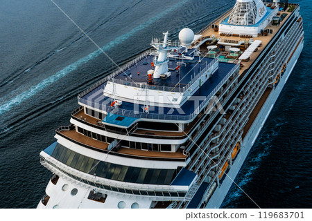 從女神大橋出發 長崎港客船抵達（SevenSeas Explorer）[長崎市] 119683701