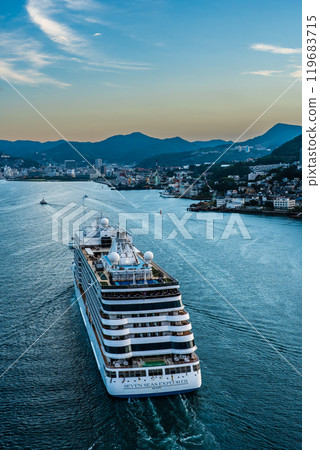 從女神大橋出發 長崎港客船抵達（SevenSeas Explorer）[長崎市] 119683715