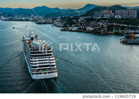 從女神大橋出發 長崎港客船抵達（SevenSeas Explorer）[長崎市] 119683719