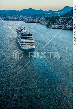 從女神大橋出發 長崎港客船抵達（SevenSeas Explorer）[長崎市] 119683726