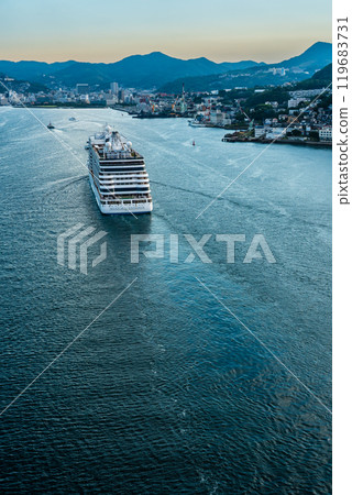 從女神大橋出發 長崎港客船抵達（SevenSeas Explorer）[長崎市] 119683731
