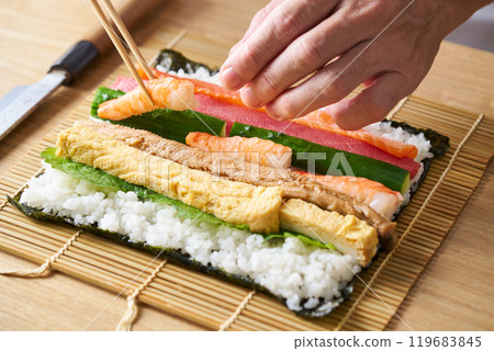 Chef making ehomaki 119683845