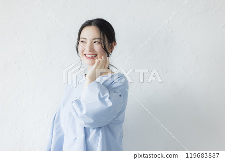 Young lady's portrait 119683887