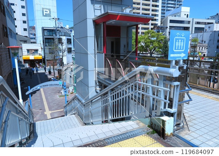 Elevator installed on a large pedestrian bridge (above the pedestrian bridge) 119684097