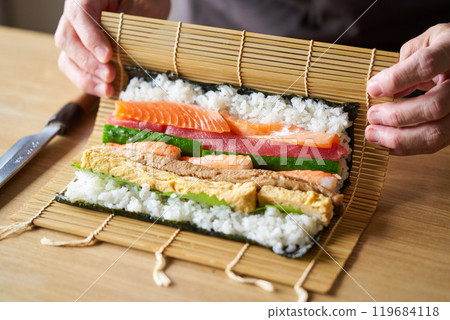 Men making Ehomaki 119684118