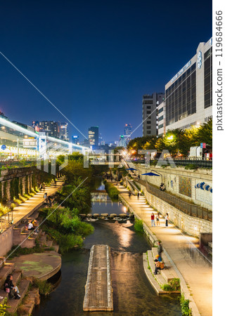 Seoul: Dongdaemun and Cheonggyecheon at night Seoul: Dongdaemun and Cheonggyecheon at night 119684666