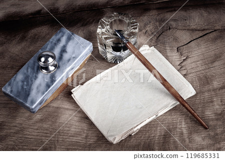 Vintage fountain pen and inkwell with old letters on a wooden table 119685331