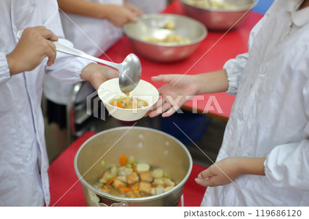 Elementary school, school lunch, food distribution 119686120