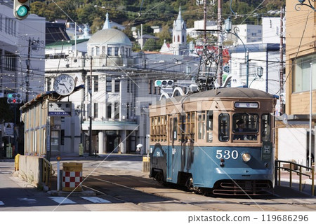 [Driver and pedestrian mascots blurred, Hakodate City Tram] Jujigai Tram Stop, Tram coming and going 119686296