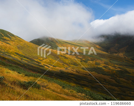 Gassan Ubagatake course with fog and autumn leaves 119686660