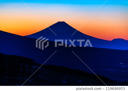The silhouette of Mt. Fuji seen from Kirigamine Plateau, Nagano, early morning in winter 119686953