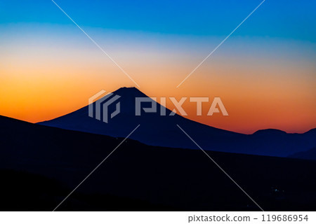The silhouette of Mt. Fuji seen from Kirigamine Plateau, Nagano, early morning in winter 119686954