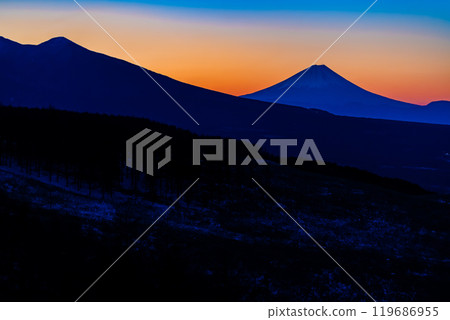 冬季清晨，從長野霧峰高原看到的富士山輪廓 119686955