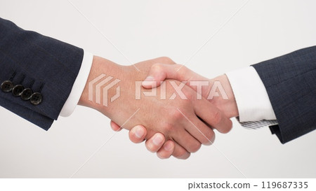 商人在會議上握手 119687335