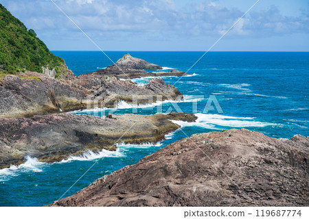 日向灘美麗的藍海藍天，白色的波浪 119687774