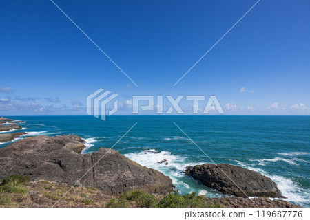 日向灘美麗的藍海藍天,白色的波浪 日向灘美麗的藍海藍天,白色的波浪 119687776