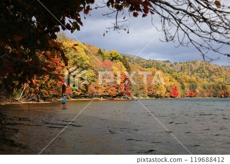 屈斜路湖:秋葉岸邊釣紅鱒魚的人 屈斜路湖:秋葉岸邊釣紅鱒魚的人 119688412