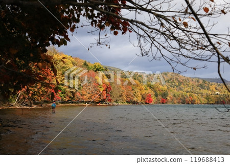 屈斜路湖:秋葉岸邊釣紅鱒魚的人 屈斜路湖:秋葉岸邊釣紅鱒魚的人 119688413