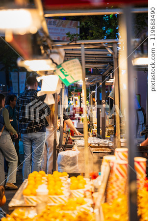首爾明洞的夜晚，美食攤位鱗次櫛比 119688490