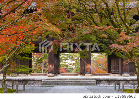 秋天的京都,南禪寺,秋葉覆蓋的三門 秋天的京都,南禪寺,秋葉覆蓋的三門 119689668