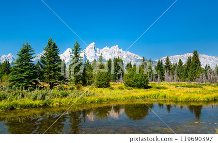 Breathtaking view of the Grand Teton Mountain Range reflecting in the calm waters of the Snake River, captured in Wyoming, United States 119690397