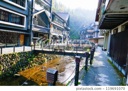 早晨的銀山川和溫泉街 119691070