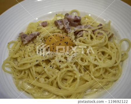 delicious looking carbonara 119692122