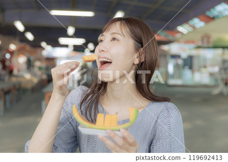 Women who eat sweets 119692413