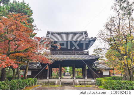 Autumn in Higashiyama, Kyoto: Kenninji Temple's Sanmon Gate (Bokketsuro) surrounded by autumn leaves 119692436