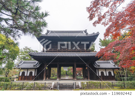 京都東山的秋天,建仁寺,秋葉覆蓋的涼亭 京都東山的秋天,建仁寺,秋葉覆蓋的涼亭 119692442
